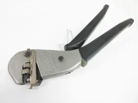 90390-2 Amp 59862-2 -e Hand Crimp Tool And 22-18 Awg Red Die Ultra-fast Faston