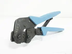 354940-1 Amp 90682-1 Die 24 - 28 Awg And Frame Hand Crimp Tool