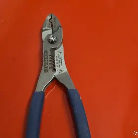 2018161412 Carlisle Hand Crimper And Wire Stripper 12-20 Gauge Blue Handles