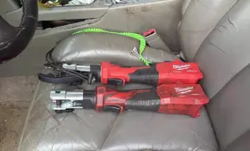 48223075 Milwaukee 2 Squeeze Tools