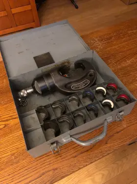 Tbm-15 Thomas & Betts And Hydraulic Crimper With Dies
