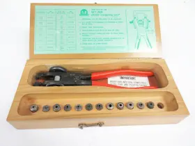 Wt-700 Thomas & Betts T&b Shield Stripping Tool With Dies And